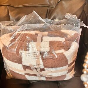 Checkered brown and white throw very comfortable Wrensonge brand never used